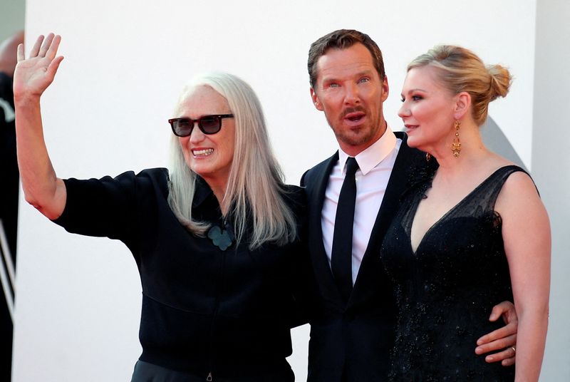 © Reuters. FILE PHOTO: The 78th Venice Film Festival - Screening of the film 'The Power of the Dog' in competition - Red Carpet Arrivals - Venice, Italy September 2, 2021 - Director Jane Campion, actor Benedict Cumberbatch and actor Kirsten Dunst pose. REUTERS/Yara Nardi/File Photo