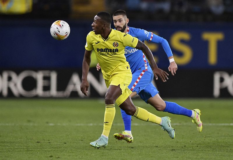 &copy; Reuters. Fútbol - LaLiga - Villarreal-Atlético de Madrid - Estadio de la Cerámica, Villarreal, España - 9 de enero de 2022. Pervis Estupinan, del Villarreal, en acción con Yannick Carrasco del Atlético de Madrid. REUTERS/Pablo Morano