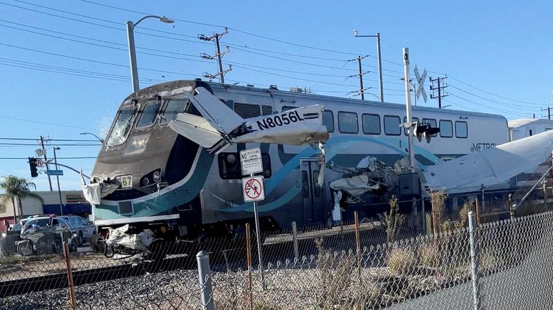 &copy; Reuters. قطار يصطدم بطائرة صغيرة سقطت على القضبان بعد إقلاعها بفترة وجيزة في لوس انجليس بولاية كاليفورنيا الأمريكية يوم الأحد في صورة مأخوذة من مقطع