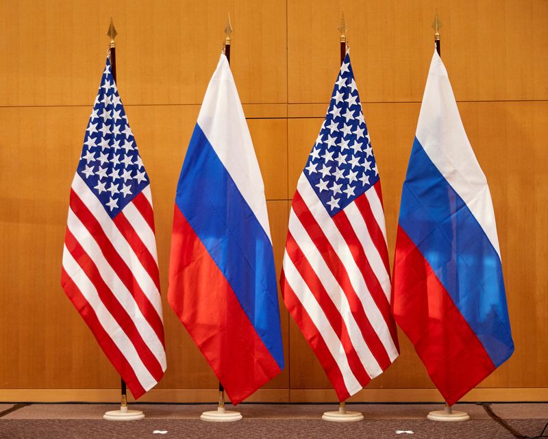 &copy; Reuters. أعلام روسيا والولايات المتحدة قبيل محادثات بين البلدين في مقر البعثة الأمريكية بجنيف يوم الاثنين. تصوير: دينيس باليبوس - رويترز.
