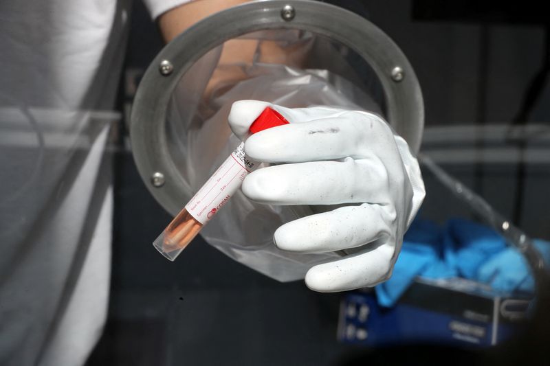 &copy; Reuters. FILE PHOTO: A man holds a swab sample as he demonstrates operating of the coronavirus disease (COVID-19) checking system, at Ben Gurion International airport in Lod, Israel November 9, 2020. REUTERS/Ammar Awad