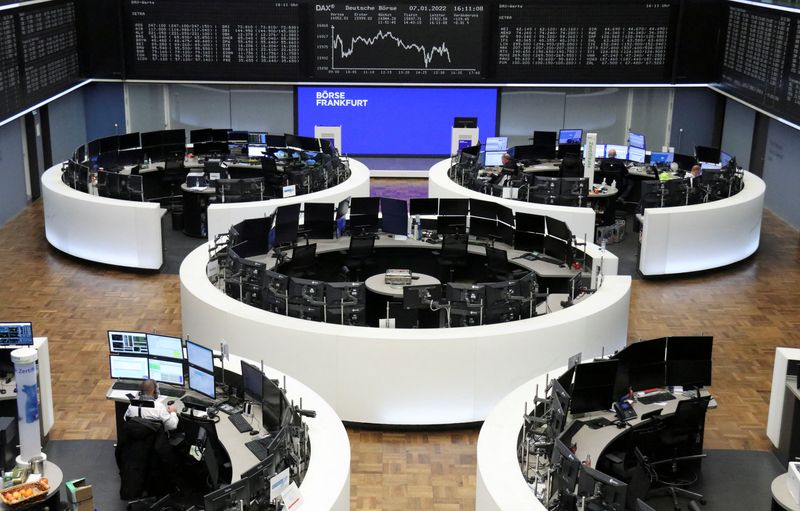 &copy; Reuters. رسم بياني يوضح المؤشر داكس الألماني داخل البورصة في مدينة فرانكفورت بألمانيا يوم السابع من يناير كانون الثاني 2022. تصوير رويترز.
