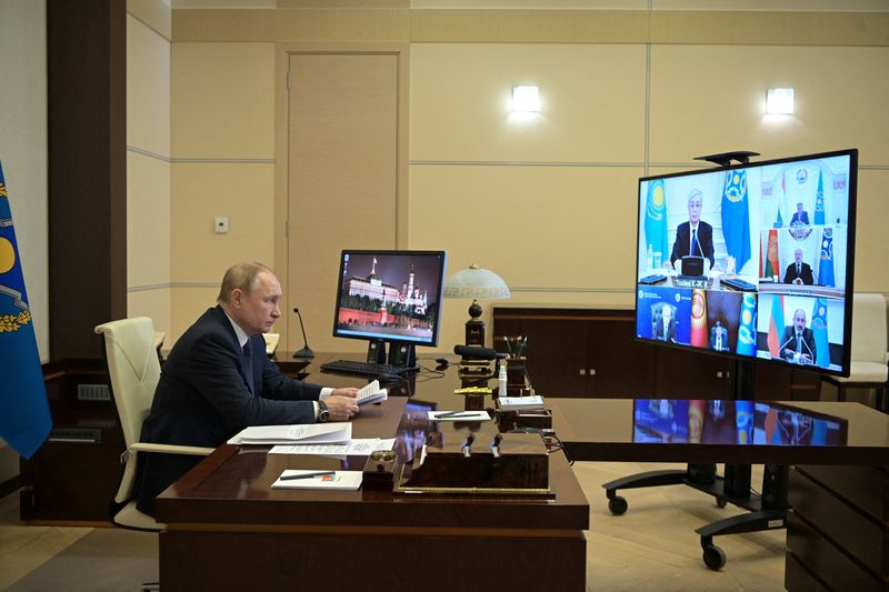 &copy; Reuters. الرئيس الروسي فلاديمير بوتين أثناء اجتماع عبر الإنترنت مع قادة إقليمين بشأن الأوضاع الأمنية في قازاخستان يوم الاثنين صورة من وكالة سبوتنيك