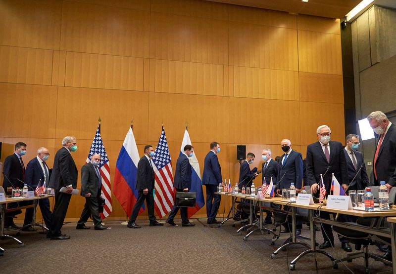 &copy; Reuters. وصول الوفد الروسي المشارك في محادثات مع الولايات المتحدة إلى مقر منظمة المتحدة في جنيف يوم الاثنين. رويترز