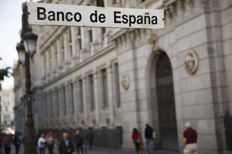 &copy; Reuters. Gente pasando por delante del Banco de España en el centro de Madrid