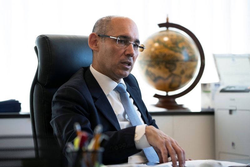 &copy; Reuters. FILE PHOTO: Bank of Israel Governor Amir Yaron gestures while he speaks during his interview with Reuters in Jerusalem June 16, 2020. Picture taken June 16, 2020. REUTERS/Ronen Zvulun