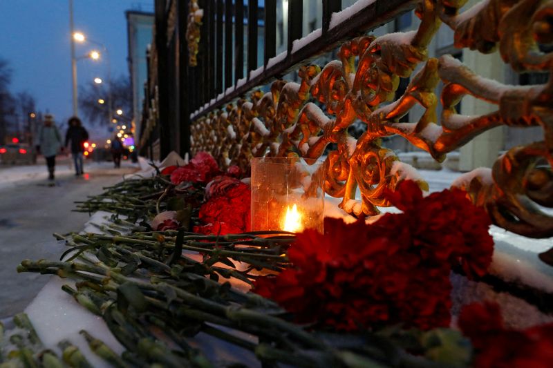 © Reuters. A candle and flowers are placed outside the Kazakh Embassy to commemorate those killed during the recent mass protests in Kazakhstan, in Moscow, Russia January 10, 2022. REUTERS/Evgenia Novozhenina