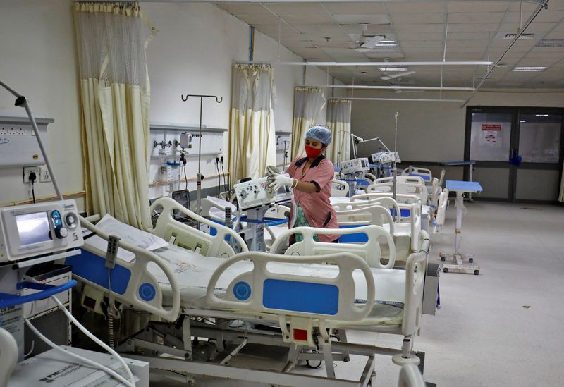 &copy; Reuters. A staff member cleans medical equipment inside a ward that is set up to treat people infected with the Omicron coronavirus variant at the Civil Hospital in Ahmedabad, India, December 6, 2021. REUTERS/Amit Dave