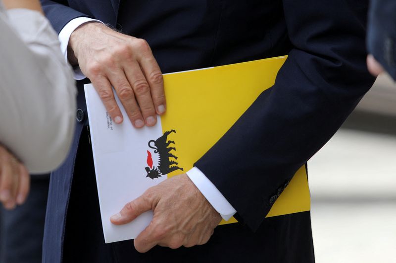 &copy; Reuters. Il logo Eni su una cartella a Nicosia, in Cipro. REUTERS/Yiannis Kourtoglou