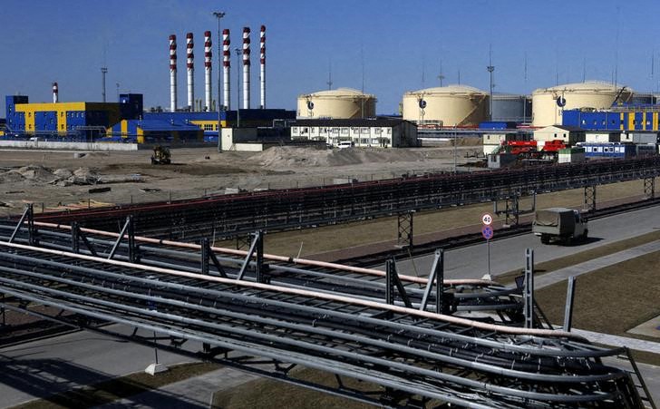 &copy; Reuters. A general view shows the Ust-Luga oil products terminal in the settlement of Ust-luga, some 110 km from St. Petersburg, April 9, 2014. The terminal represents the single largest investment made by Gunvor, which owns a 100% stake in the project.     REUTER