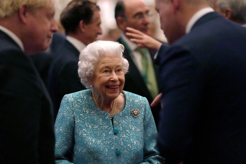 &copy; Reuters. FILE PHOTO: Britain's Queen Elizabeth and Prime Minister Boris Johnson greet guests at a reception for the Global Investment Summit in Windsor Castle, Windsor, Britain, October 19, 2021. Alastair Grant/Pool via REUTERS