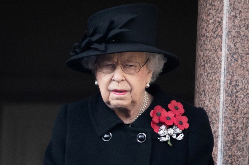 &copy; Reuters. FOTO DE ARCHIVO: La reina Isabel de Gran Bretaña asiste al Servicio Nacional de Conmemoración en El Cenotafio en Whitehall en Londres, Gran Bretaña. 8 de noviembre de 2020. Aaron Chown/PA Wire/Pool vía REUTERS/ 