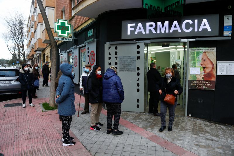 © Reuters. FILE PHOTO: People queue to receive free lateral flow coronavirus disease (COVID-19) tests at a pharmacy, as the regional authorities re-stocked the supplies after the Christmas in Madrid, Spain December 28, 2021. REUTERS/Javier Barbancho