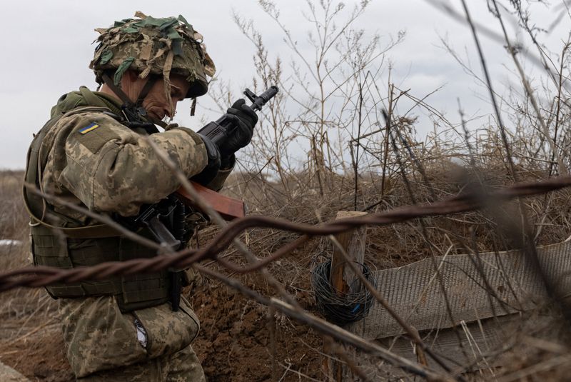 &copy; Reuters. FOTO DE ARCHIVO. Un efectivo de combate de Ucrania vigila uno de los frentes en el conflicto con rebeldes apoyados por Rusia en la región de Donetsk, Ucrania, January 9, 2022. REUTERS/Andriy Dubchak