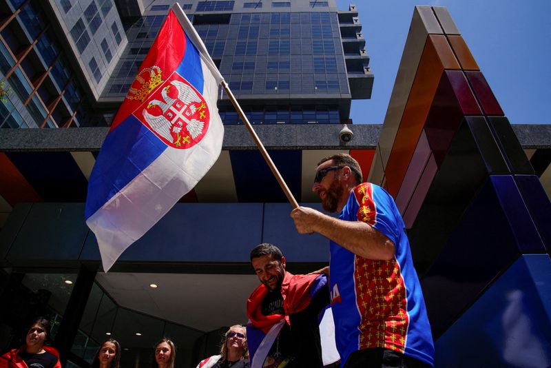 &copy; Reuters. Apoiadores de Djokovic do lado de fora de tribunal em Melbourne na Austrália
10/01/2022
REUTERS/Sandra Sanders