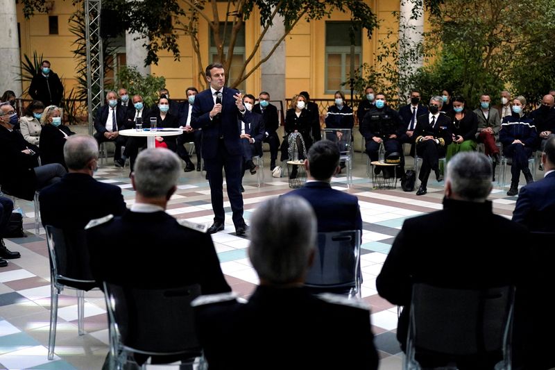 &copy; Reuters. France’s President Emmanuel Macron delivers a speech during a meeting with police officers in Nice, France, January 10, 2022. Daniel Cole/Pool via REUTERS