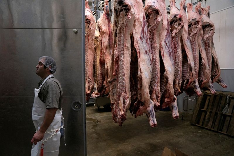 &copy; Reuters. Imagen de archivo de Galen Newswanger caminando por el almacén de carne de Newswanger Meats, en medio de la pandemia de COVID-19, en Shiloh, Ohio, Estados Unidos. 13 de mayo, 2020. REUTERS/Dane Rhys/Archivo