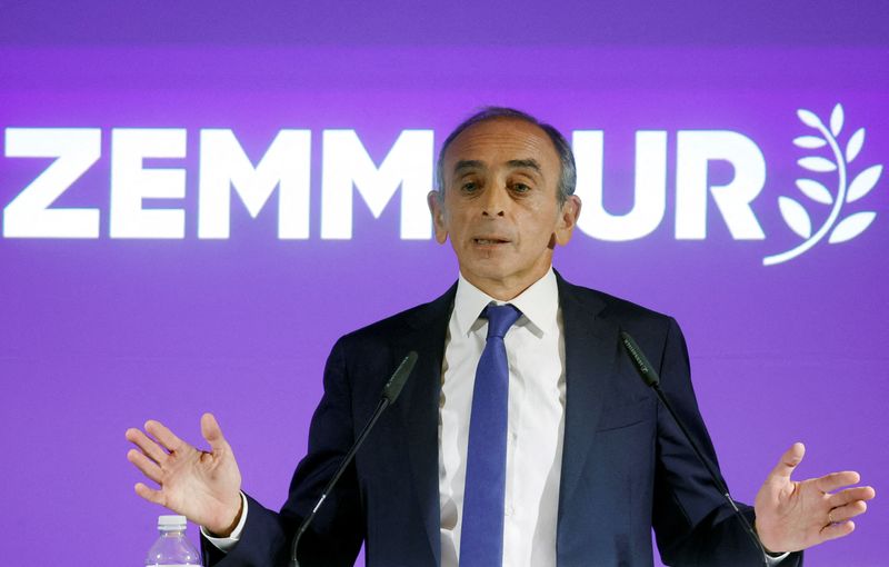 &copy; Reuters. French far-right commentator Eric Zemmour, candidate for the 2022 French presidential election, gestures as he delivers a New Year's speech to the press in Paris, France, January 10, 2022. REUTERS/Gonzalo Fuentes