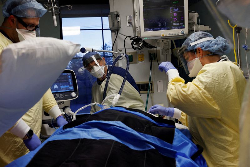 &copy; Reuters. FILE PHOTO: Medical staff treat a coronavirus disease (COVID-19) patient in their isolation room on the Intensive Care Unit (ICU) at Western Reserve Hospital in Cuyahoga Falls, Ohio, U.S., January 4, 2022. REUTERS/Shannon Stapleton