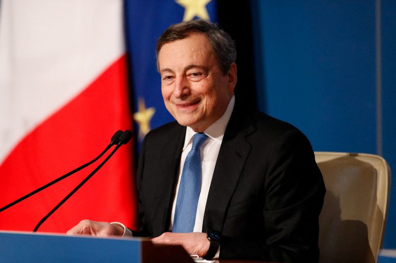 &copy; Reuters. FILE PHOTO: Italian Prime Minister Mario Draghi holds his end-of-year news conference in Rome, Italy, December 22, 2021. REUTERS/Remo Casilli