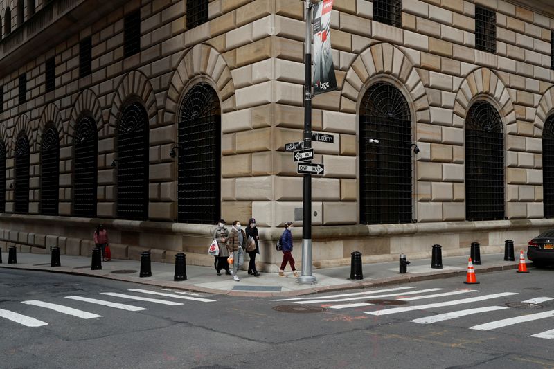 &copy; Reuters. Pessoas caminham usando máscaras do lado de fora do Federal Reserve Bank de Nova York, EUA, 18 de março de 2020. REUTERS/Lucas Jackson