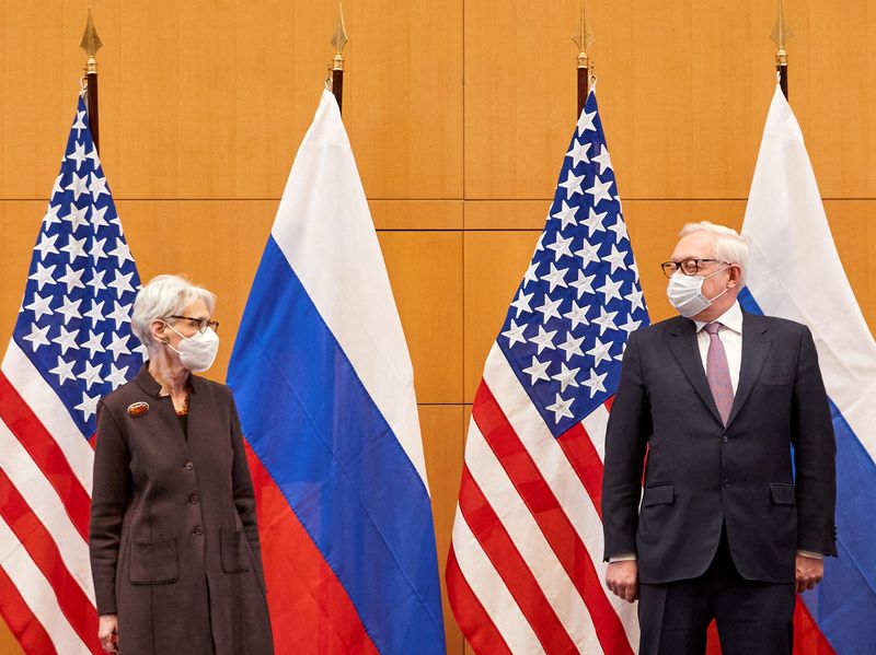 &copy; Reuters. 米国とロシアによる「戦略安保対話」が１０日、ジュネーブで開催された。ウクライナを中心とする欧州の安全保障に関する協議が行われたが、双方の溝は埋まらず、ロシアは米国側が受け