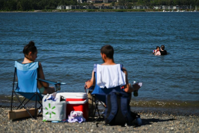 &copy; Reuters. FILE PHOTO: Portlanders escape sweltering temperatures by visiting the Columbia River during a heatwave in Portland, Oregon, U.S., August 11, 2021.  REUTERS/Mathieu Lewis-Rolland