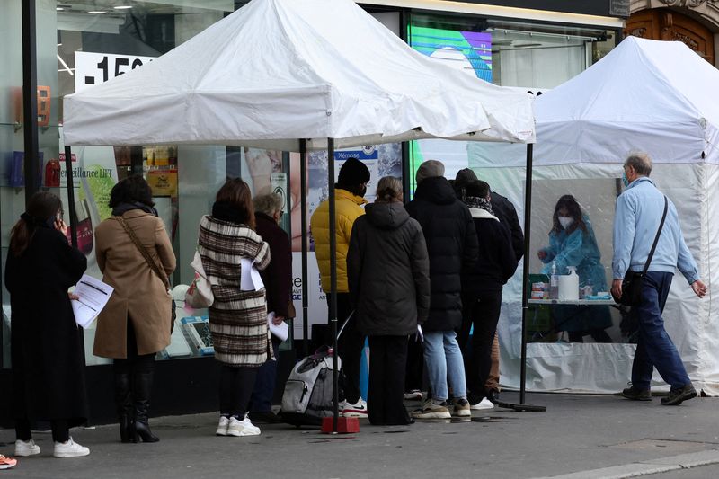 &copy; Reuters. フランスの新型コロナウイルス感染症による入院者数が１０日、７６７人増え２万２７４９人となった。増加人数は２０２１年４月以降で最大。オミクロン変異株による感染拡大が入院者数