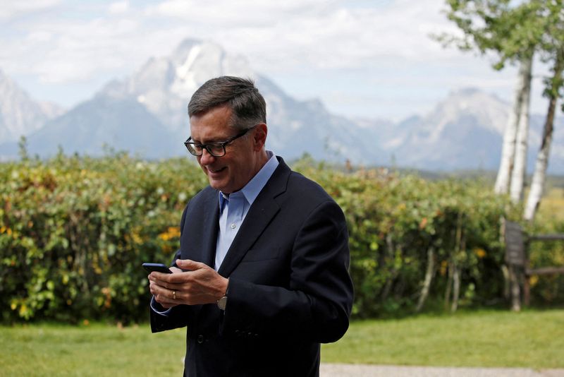 © Reuters. FILE PHOTO: Federal Reserve Vice Chair Richard Clarida reacts as he holds his phone during the three-day 