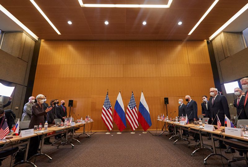 © Reuters. جلسة محادثات بين وفدي روسيا والولايات المتحدة برعاية الأمم المتحدة في جنيف يوم الاثنين. رويترز