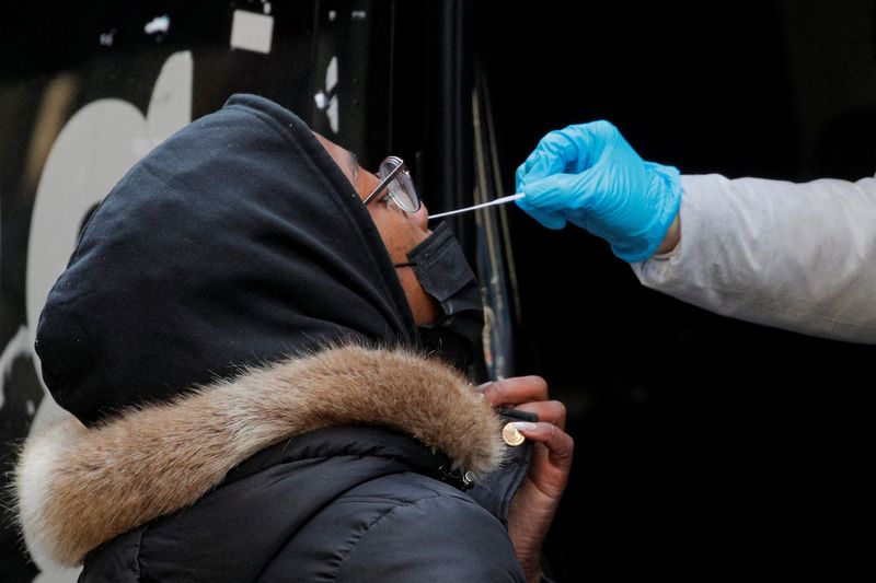&copy; Reuters. FILE PHOTO: A woman takes a coronavirus disease (COVID-19) test at pop-up testing site in Brooklyn, New York, U.S., January 7, 2022. REUTERS/Brendan McDermid
