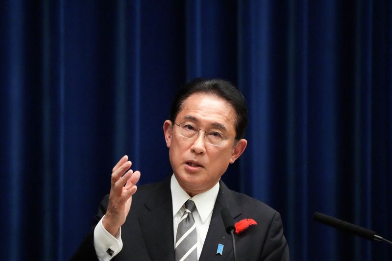 &copy; Reuters.     岸田文雄首相は１１日朝、官邸で記者団に対し、新型コロナウイルスのオミクロン変異株の感染拡大を受け、外国人の入国を原則拒否する現行の水際対策を２月末まで維持する方針を明