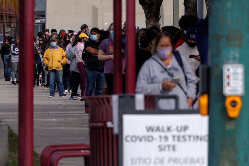 &copy; Reuters. People wait outside a community center as long lines continue for individuals trying to be tested for COVID-19 during the outbreak of the coronavirus disease (COVID-19) in San Diego, California, U.S., January 10, 2022. REUTERS/Mike Blake