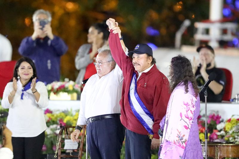 © Reuters. President of Nicaragua's National Assembly Gustavo Porras and Nicaragua's President Daniel Ortega hold hands next to Vice President Rosario Murillo, during the inauguration of Ortega's fourth consecutive term in office, in Managua, Nicaragua, January 10, 2022.  Zurimar Campos/Miraflores Palace/Handout via REUTERS  