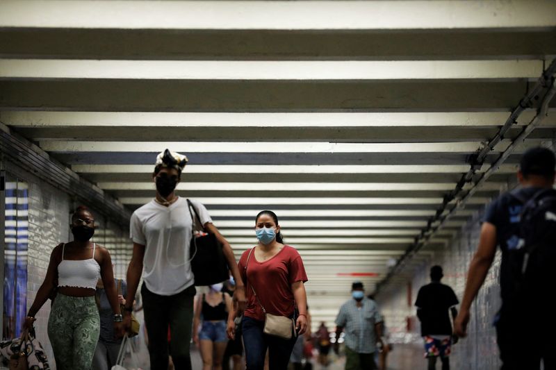 &copy; Reuters. FIL PHOTO: People wear masks as they pass through a pedestrian subway as cases of the infectious coronavirus Delta variant continue to rise in New York City, New York, U.S., July 26, 2021. REUTERS/Andrew Kelly