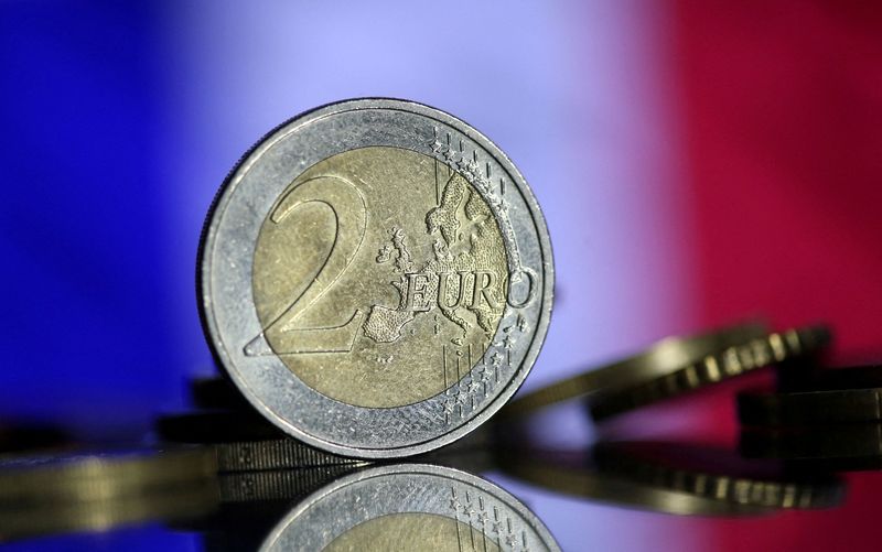 © Reuters. FILE PHOTO: Euro coins are seen in front of displayed France flag in this picture illustration taken May 7, 2017. REUTERS/Dado Ruvic/Illustration