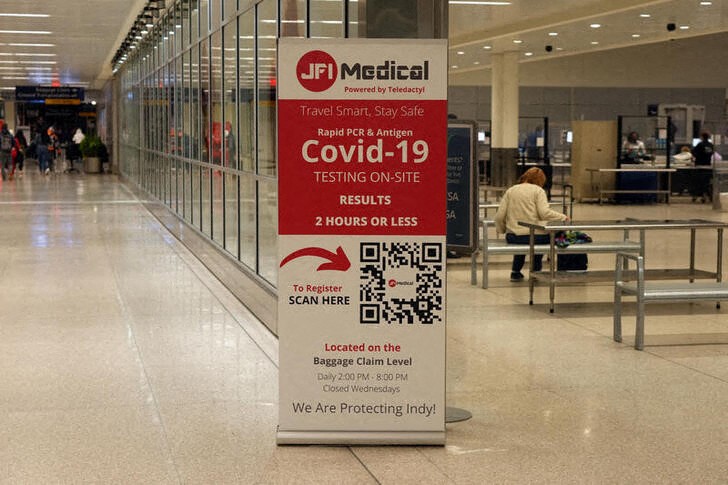 &copy; Reuters. Jan 10, 2022; Indianapolis, Indiana, USA; A COVID-19 rapid PCR and Antigen testing sign is seen at the Indianapolis International Airport amid the surge of the omicron and delta variants. Mandatory Credit: Kirby Lee-USA TODAY Sports