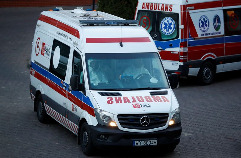 &copy; Reuters. FILE PHOTO: Paramedics drive an ambulance amid the coronavirus disease (COVID-19) outbreak, near a hospital in Warsaw, Poland December 3, 2020. REUTERS/Kacper Pempel