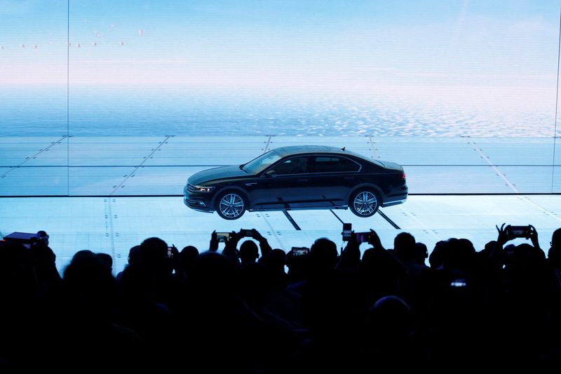 © Reuters. FILE PHOTO: A Volkswagen Phideon is seen during the launch ceremony in Shanghai, China October 21, 2016. REUTERS/Aly Song