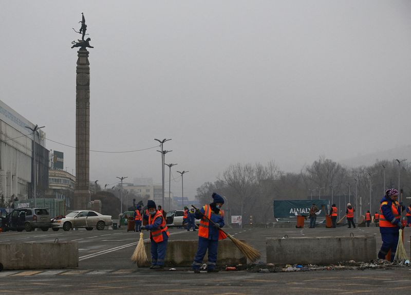 © Reuters. Municipal workers clean the streets near the main square after the mass protests triggered by fuel price increase, in Almaty, Kazakhstan January 10, 2022. REUTERS/Pavel Mikheyev