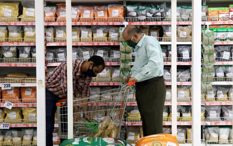 © Reuters. FILE PHOTO: People shop at a Future Group Big Bazaar store in Mumbai, India, November 25, 2020. REUTERS/Niharika Kulkarni/File Photo