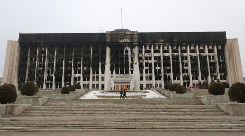 &copy; Reuters. La sede de la administración de la ciudad, que fue incendiada durante las recientes protestas desencadenadas por el aumento del precio del combustible, en Almaty, Kazajistán, 11 de enero de 2022. REUTERS/Pavel Mikheyev