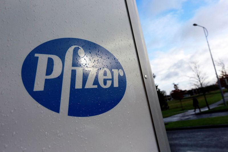 &copy; Reuters. FOTO DE ARCHIVO: Un logotipo de la compañía en una oficina de Pfizer en Dublín, Irlanda, 24 de noviembre de 2015. REUTERS/Cathal McNaughton