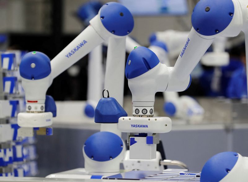 &copy; Reuters.   １月１１日、安川電機は、２０２２年２月期の連結営業利益（国際会計基準）見通しを５８０億円と従来計画から据え置いた。写真は２０１９年１２月、都内で開かれた国際ロボット展に