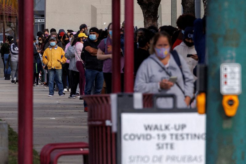 &copy; Reuters. Lunghe code per effettuare test sul Covid-19 in un centro sanitario a San Diego, in California, Usa. REUTERS/Mike Blake