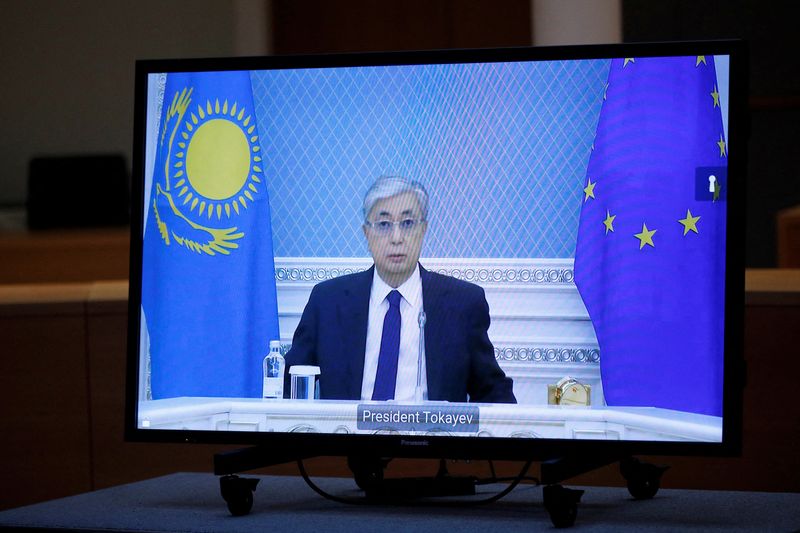 &copy; Reuters.   １月１１日、カザフスタンのトカエフ大統領は金属価格の上昇で利益を得ている鉱山会社からの税収を増やすよう政府に指示した。写真はミシェルＥＵ大統領とのテレビ会談に出席するト