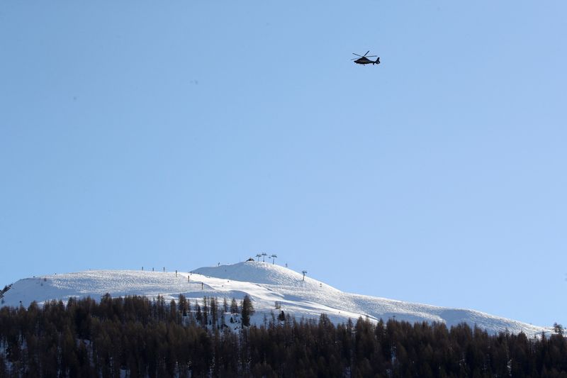 &copy; Reuters. Un helicóptero sobrevuela la estación de esquí durante la 50ª reunión anual del Foro Económico Mundial (FEM) en Davos, Suiza, 23 de enero de 2020. REUTERS/Denis Balibouse