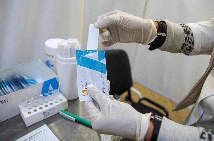 &copy; Reuters. A medical specialist demonstrates a test at a COVID-19 rapid testing centre located at a metro station amid the outbreak of the coronavirus disease in Moscow, Russia November 9, 2021. REUTERS/Tatyana Makeyeva