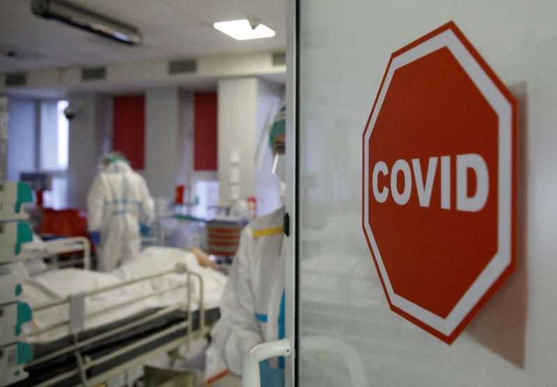 &copy; Reuters. FILE PHOTO: Medical staff members treat patients inside the coronavirus disease (COVID-19) ward at the Interior Ministry Hospital in Warsaw, Poland, November 8, 2021. REUTERS/Kacper Pempel