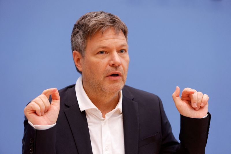 &copy; Reuters. FILE PHOTO: German Economy and Climate Protection Minister Robert Habeck gestures during a news conference in Berlin, Germany, January 11, 2022.  REUTERS/Michele Tantussi